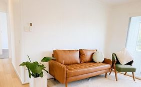 Golden Beach House Caloundra - Walk To Beach - Pet Friendly - Sleeps 9